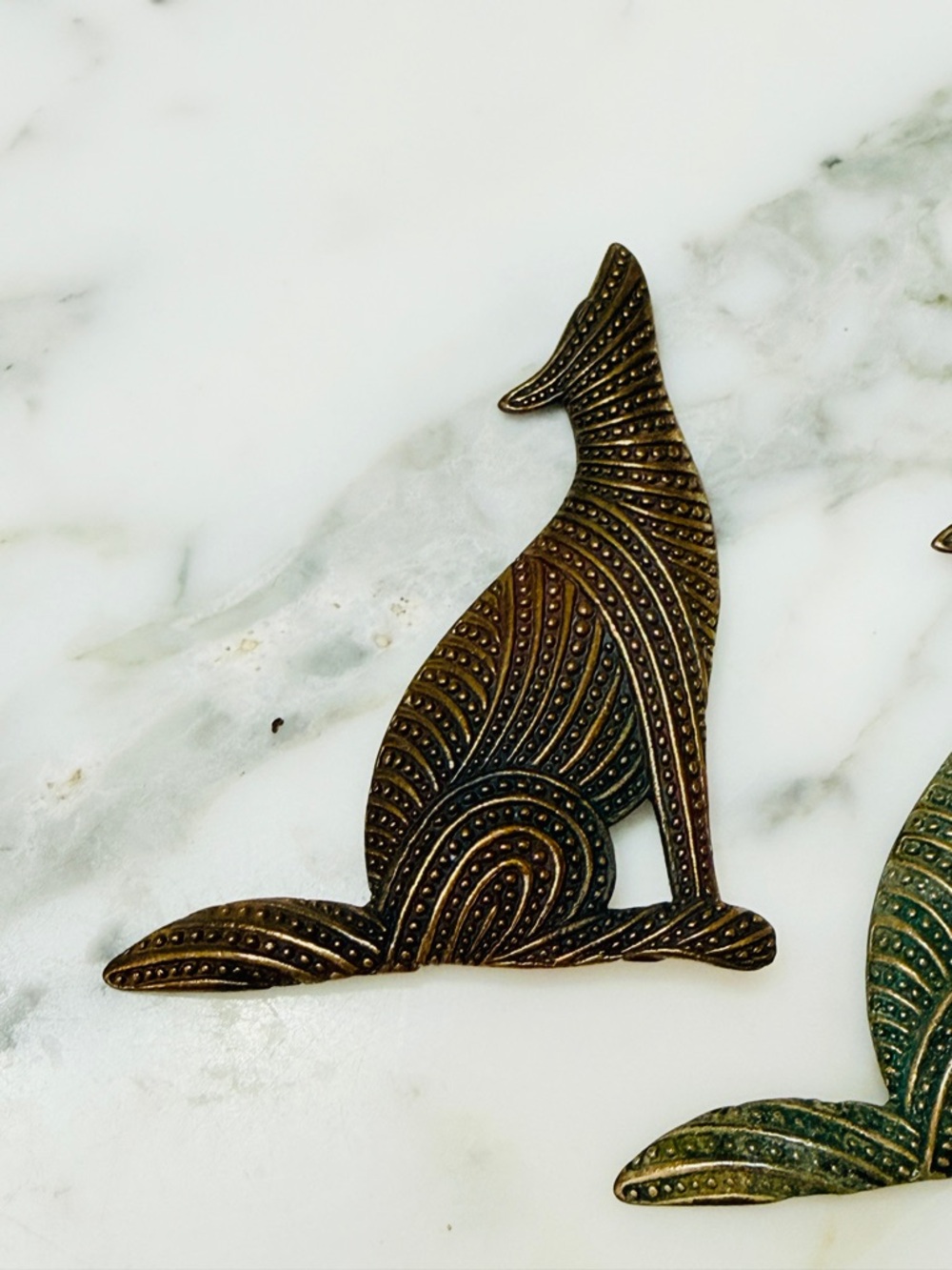 Vintage Pair of Bronze Howling Coyotes/Wolves - Picture 4 of 14
